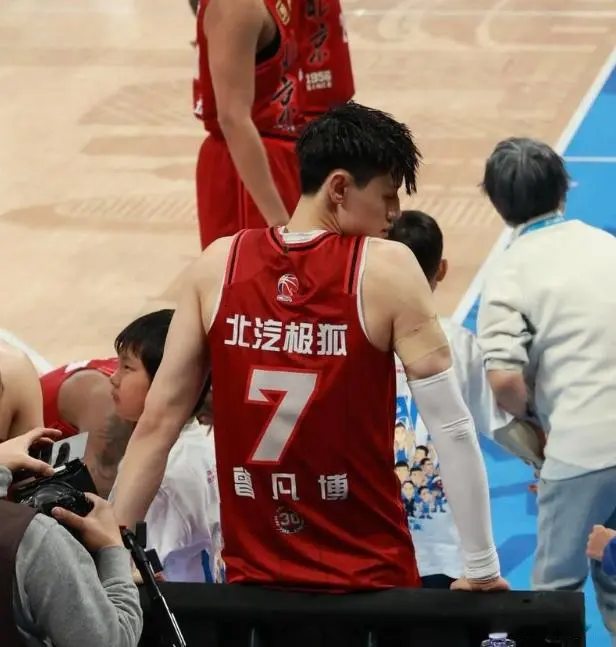 曾凡博加盟篮网合同年薪曝光，打NBA中国赛，两个大考决定去留