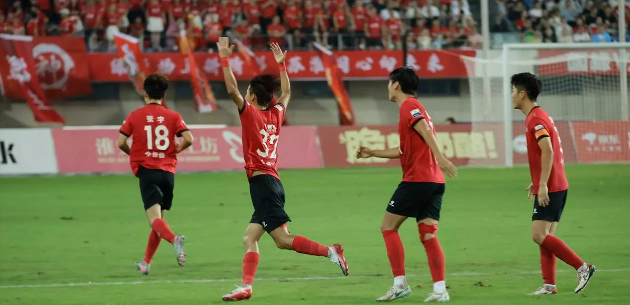 110万！苏超场均2.3万超过中超，国内第一“网红”联赛，纷纷效仿