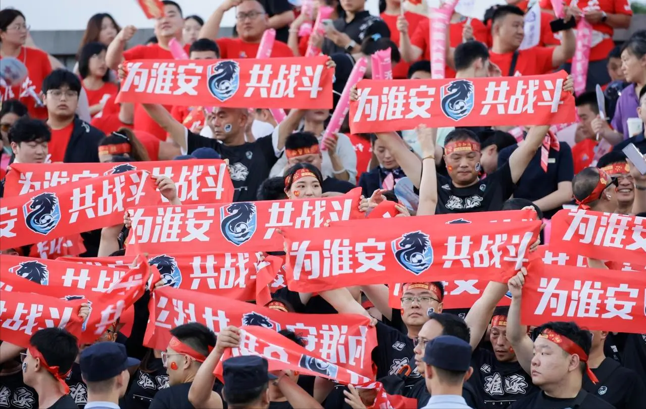110万！苏超场均2.3万超过中超，国内第一“网红”联赛，纷纷效仿
