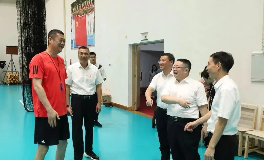 中国女排最新合照发布！李盈莹离队，高意和主力合练，董禹含在列
