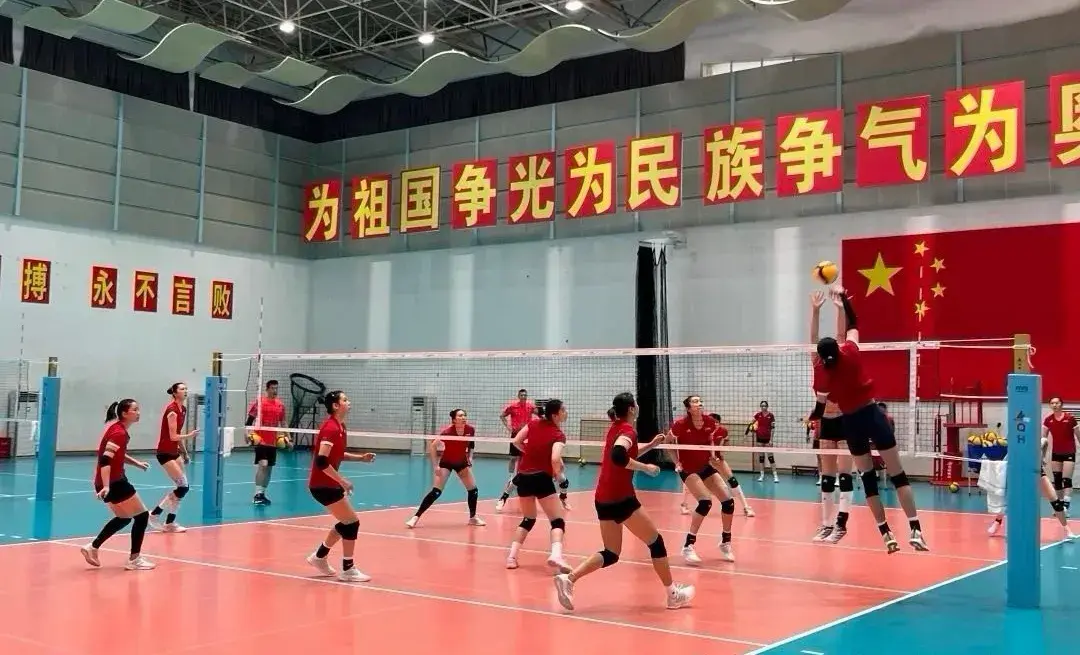 中国女排最新合照发布！李盈莹离队，高意和主力合练，董禹含在列