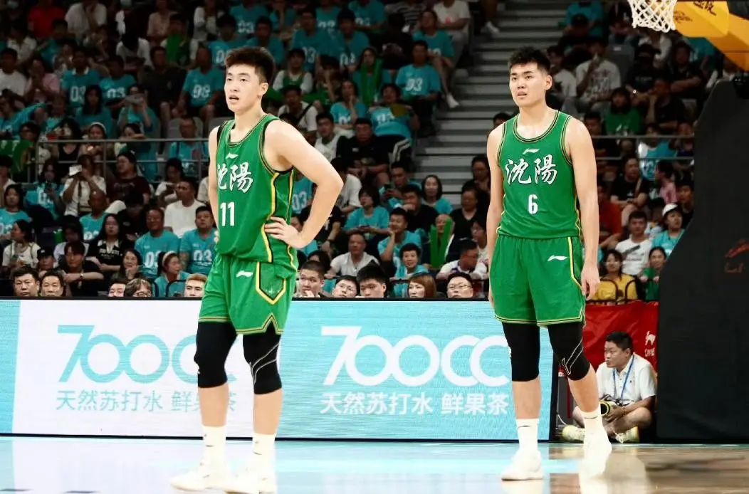 杨鸣宴请黄秋实和张峻豪，鼓励他们不抛弃不放弃，要坚守梦想