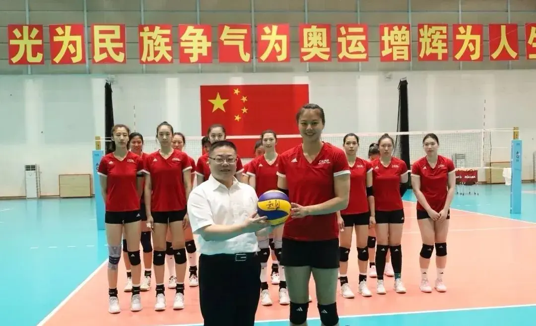 中国女排最新合照发布！李盈莹离队，高意和主力合练，董禹含在列