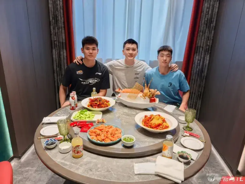 杨鸣宴请黄秋实和张峻豪，鼓励他们不抛弃不放弃，要坚守梦想
