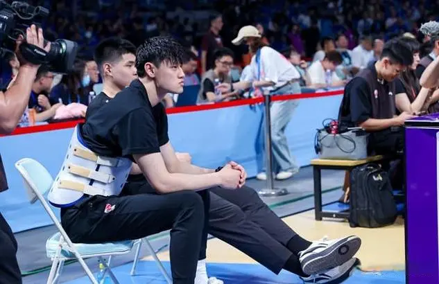 曾凡博加盟篮网合同年薪曝光，打NBA中国赛，两个大考决定去留
