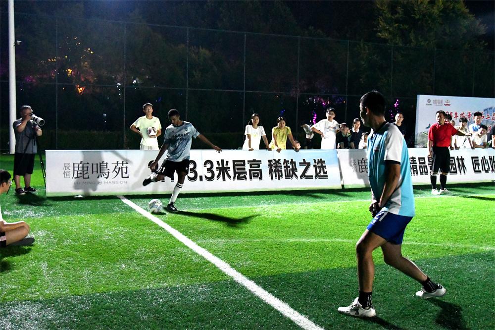 河北鸡泽：绿茵场上演“国际德比” 非洲留学生与本地球队激情碰撞