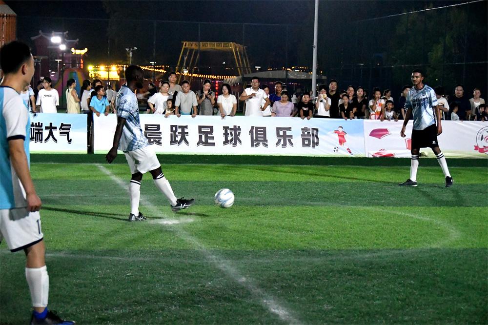 河北鸡泽：绿茵场上演“国际德比” 非洲留学生与本地球队激情碰撞
