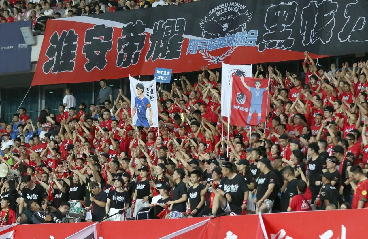 110万！苏超场均2.3万超过中超，国内第一“网红”联赛，纷纷效仿