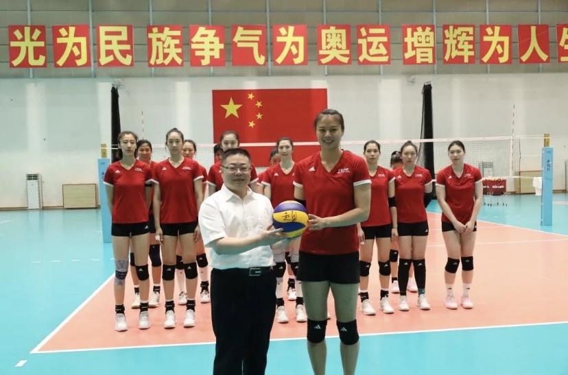 中国女排世锦赛内部训练曝光 首发阵容有变 赵勇布局副攻线 合照15人