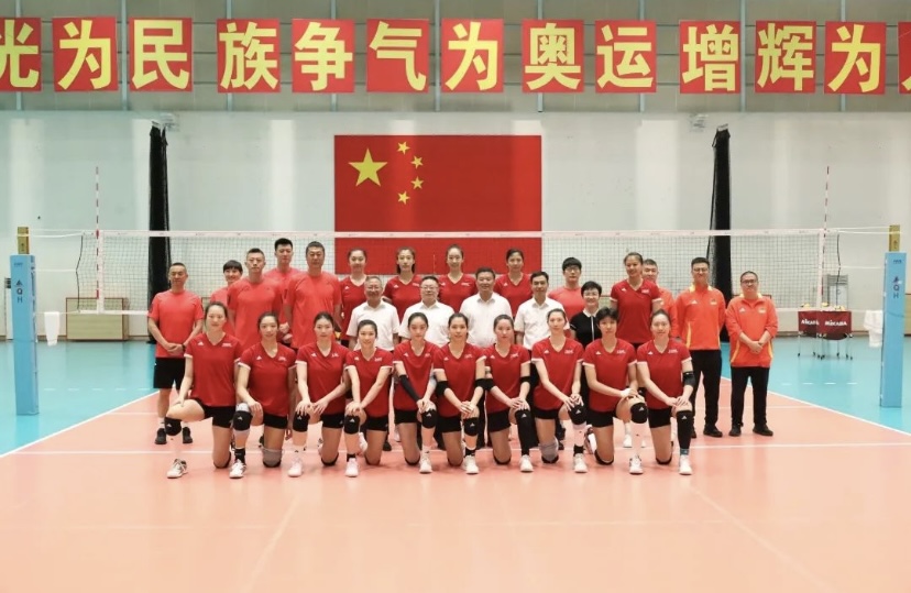 中国女排世锦赛内部训练曝光 首发阵容有变 赵勇布局副攻线 合照15人