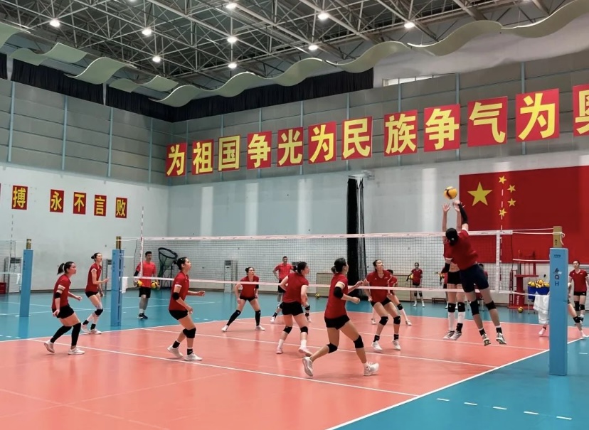 中国女排世锦赛内部训练曝光 首发阵容有变 赵勇布局副攻线 合照15人