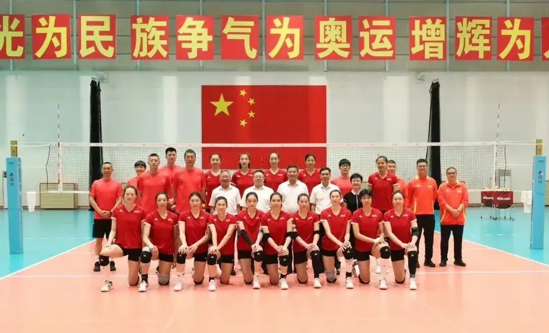 中国女排最新合照发布！李盈莹离队，高意和主力合练，董禹含在列