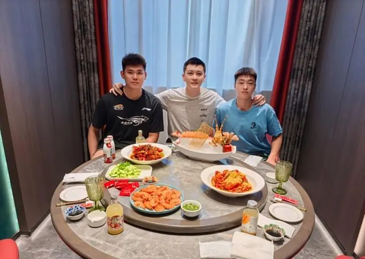 山东男篮两人续约，杨鸣4字送给两小将，迪亚洛接高报价难留山西