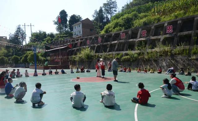 山区58娃操场撒欢，趣味运动会笑声不断，手写奖状暖心到炸