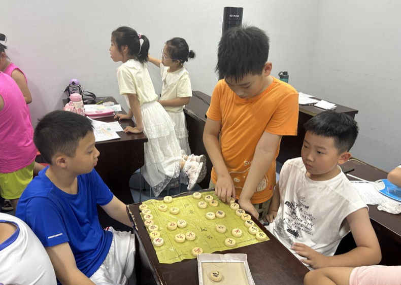 东红庙社区开展“‘棋’乐无穷 ‘弈’趣成长”活动