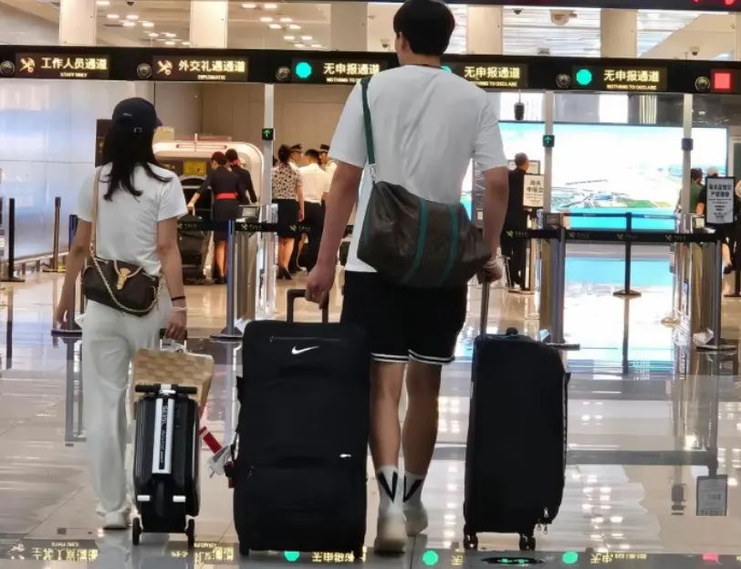 杨瀚森迎接新挑战！与女友结束新疆之旅 将赴美参加开拓者短训营