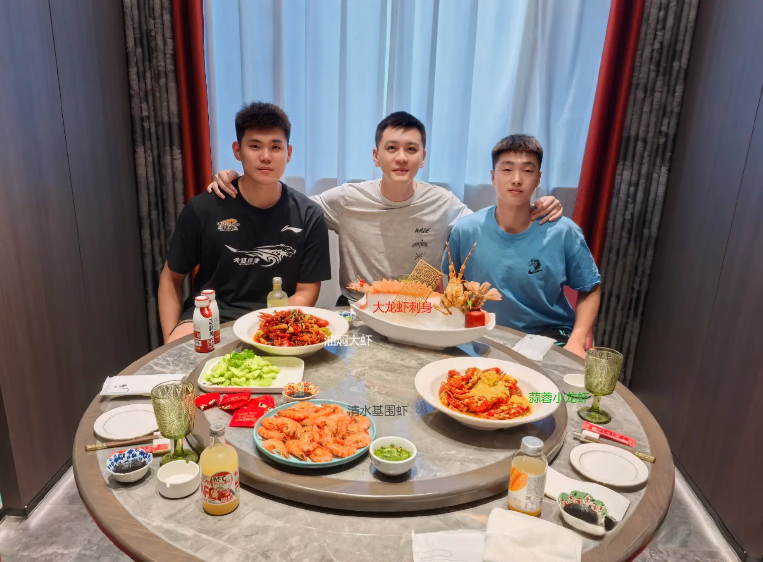 杨鸣真有意思，请禁赛小将吃饭，5个菜4个虾，这是在表达什么呢？
