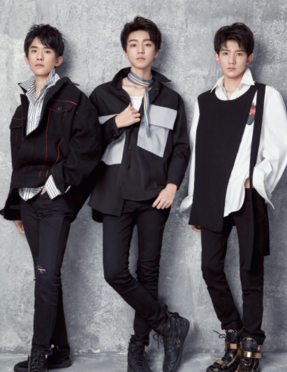 王俊凯王源送花篮引爆热搜，易烊千玺演唱会后台惊