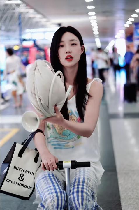 30岁管乐首晒北京小家，屋内堆满脏衣，厕所长蘑菇，还任由猫乱尿