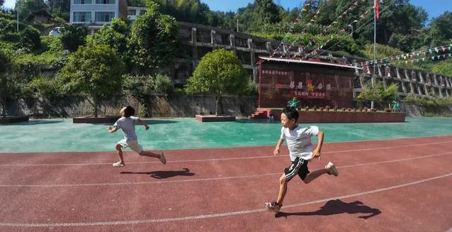 山区58娃操场撒欢，趣味运动会笑声不断，手写奖状暖心到炸