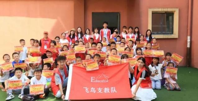 山区58娃操场撒欢，趣味运动会笑声不断，手写奖状暖心到炸