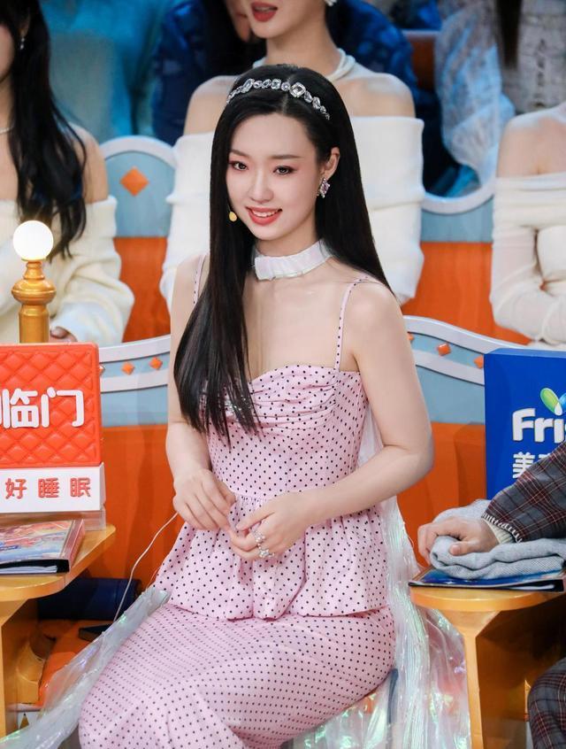 30岁管乐首晒北京小家，屋内堆满脏衣，厕所长蘑菇，还任由猫乱尿