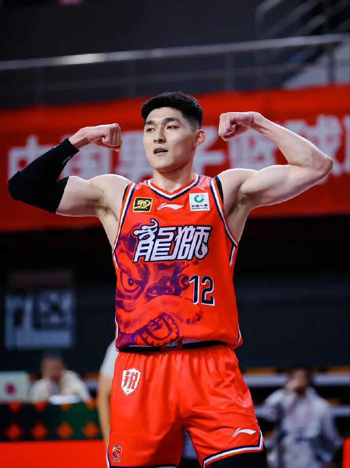 山东大汉受质疑，广州男篮发声，媒体人扎心：得了便宜就别卖乖了