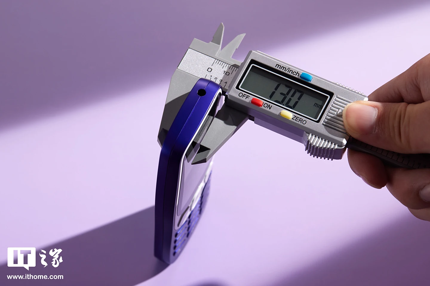 HMD 3210 巴萨版功能机图赏：梦回1999，内置Deepseek AI助手