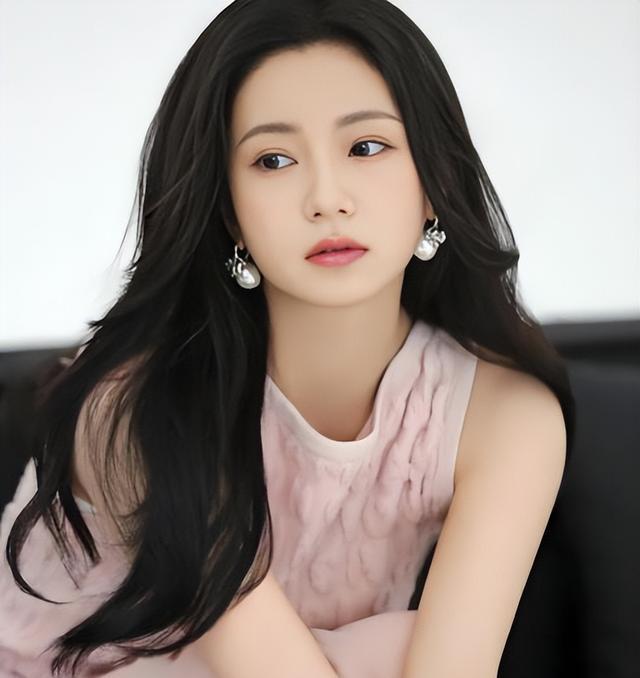 张雅钦居然是鹿晗的铁杆粉丝，这一发现立刻引发了广泛关注和热议