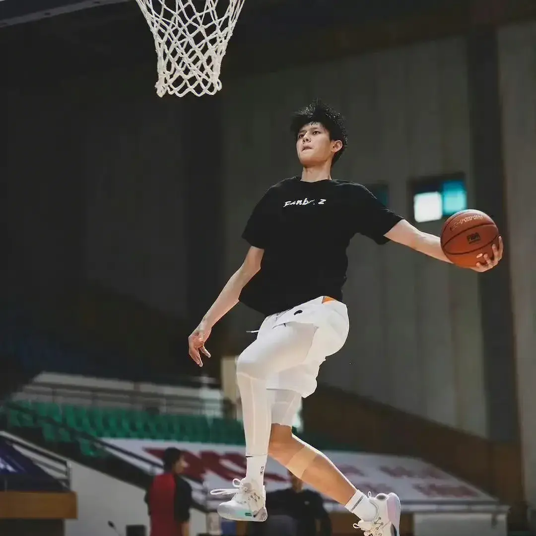曾凡博签约篮网与去年崔永熙情况相同，顺利的话有望登上NBA赛场