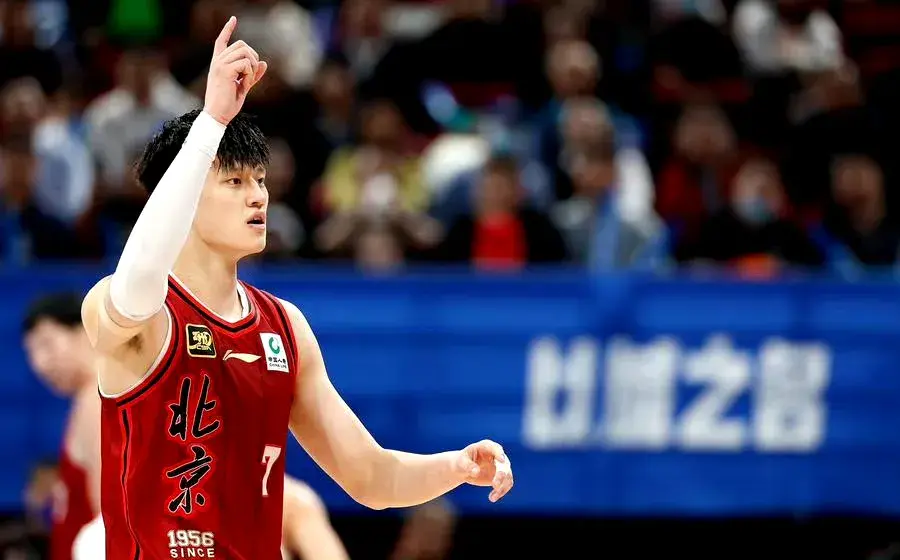 曾凡博签约篮网与去年崔永熙情况相同，顺利的话有望登上NBA赛场