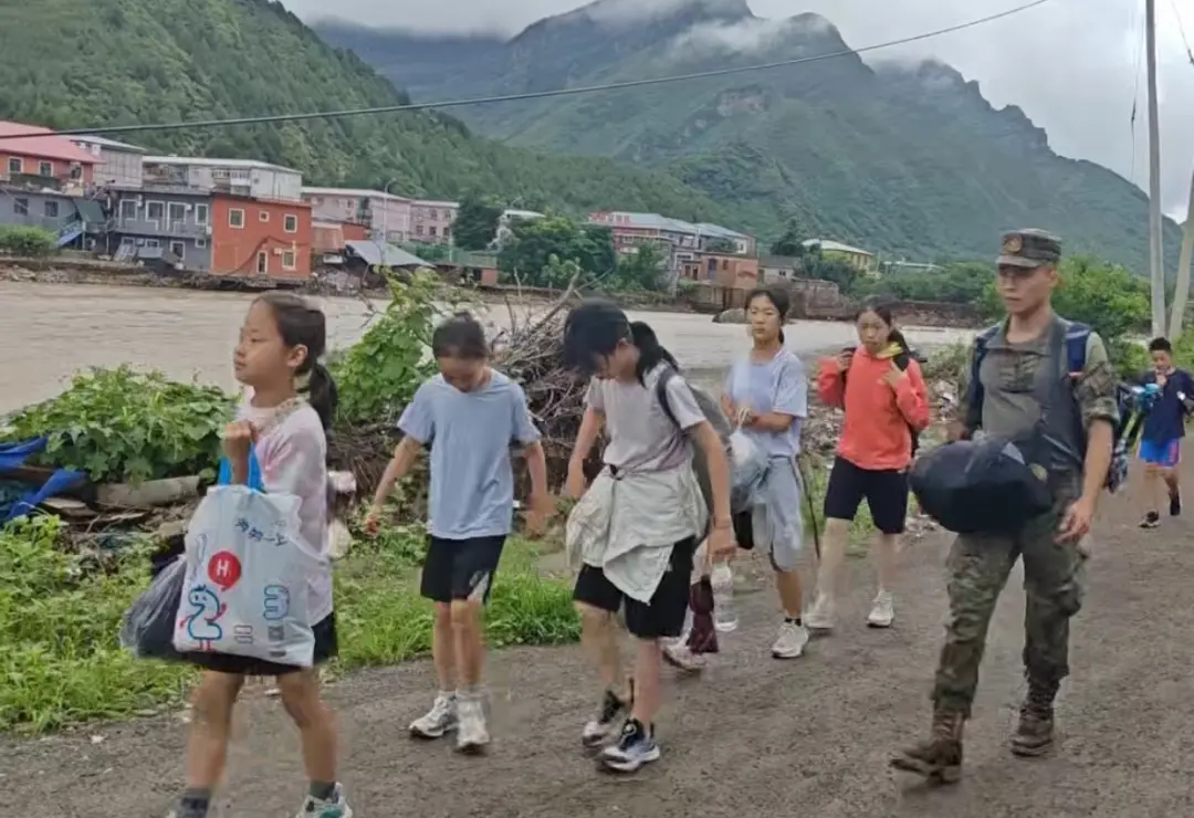 暴雨洪流中用口令代替哭泣 济南短道队两年轻教练沉着引领40余人脱险