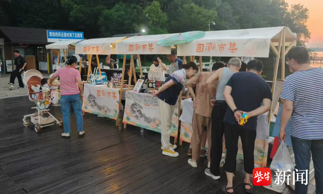 “苏超”看完坐个船，金山湖画舫启动首日吸引众多游客体验
