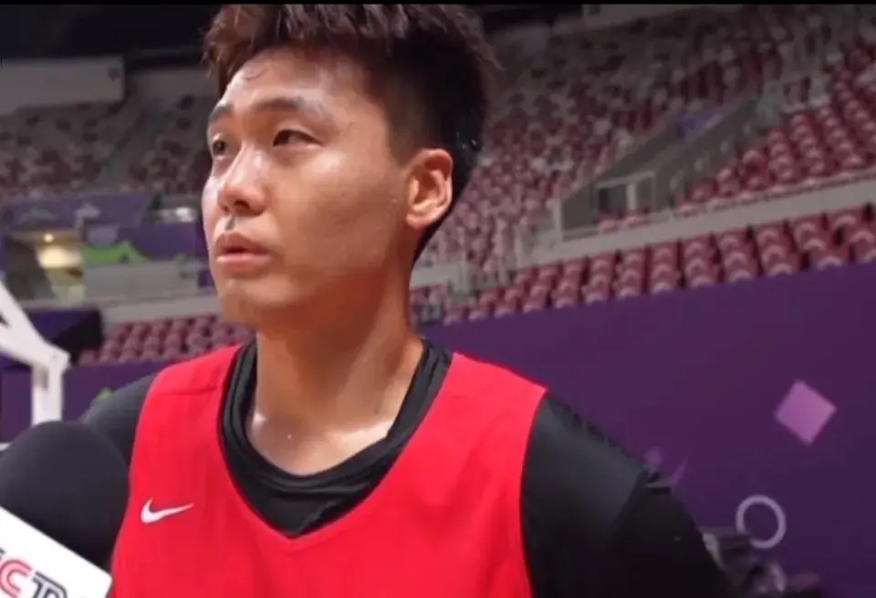 东道主盘外招？中国男篮赛前训练出现篮筐上翘 队长赵睿做出回应