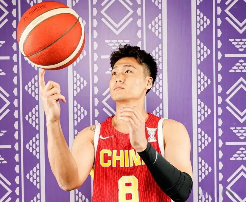 东道主盘外招？中国男篮赛前训练出现篮筐上翘 队长赵睿做出回应