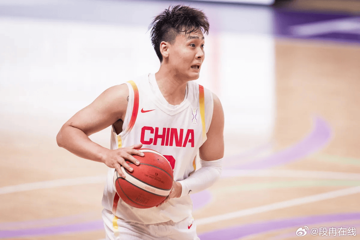 媒体人：如果没有赵睿一次又一次硬解，这场球就凶多吉少了