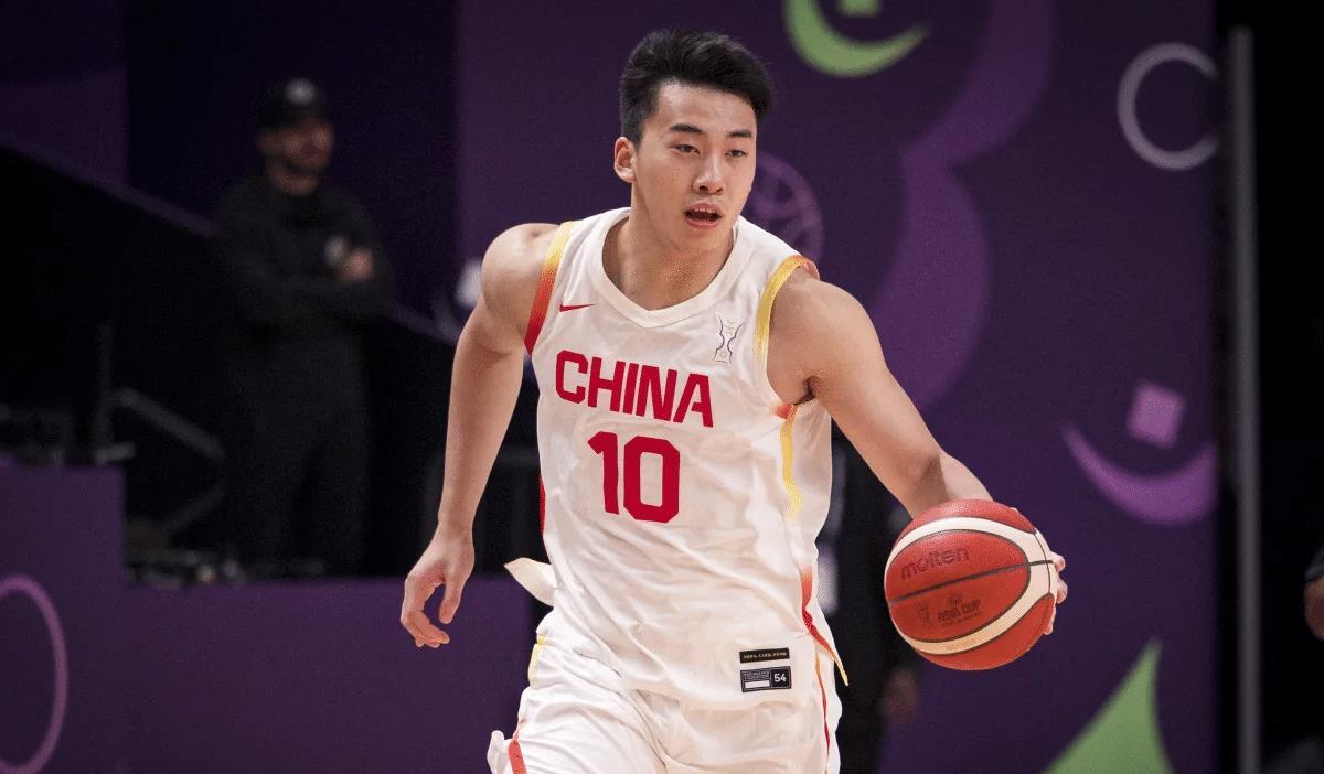 又帅又能打！中国男篮20岁2米06新星首秀砍10+4，名嘴：罚球线魔术师