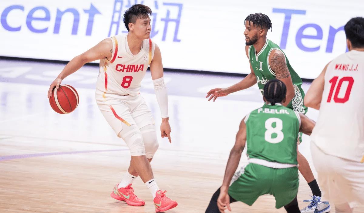 又帅又能打！中国男篮20岁2米06新星首秀砍10+4，名嘴：罚球线魔术师