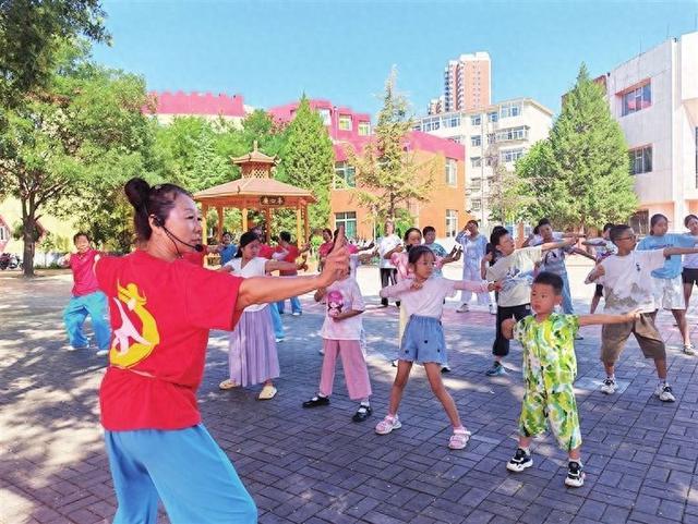 康乐苑社区：中式养生受欢迎百人同练八段锦