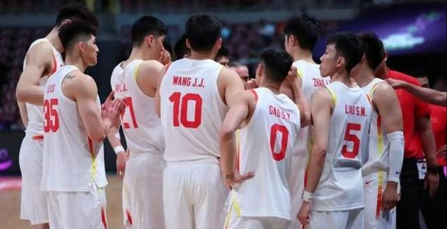 中国93-88沙特！赵睿carry全场，胡明轩状态全无遭球迷怒批