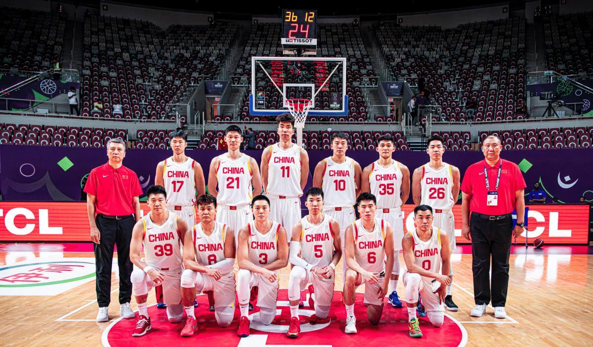 又帅又能打！中国男篮20岁2米06新星首秀砍10+4，名嘴：罚球线魔术师