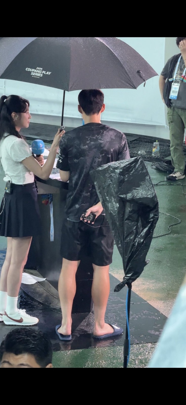 接受采访时女记者给其撑伞，孙兴慜在韩国国内引发网友热议