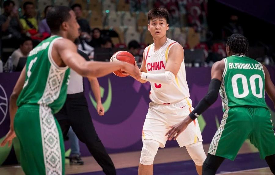 热闻|中国男篮93-88战胜东道主沙特队，取得亚洲杯开门红！