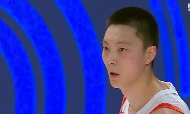 中国93-88沙特！赵睿carry全场，胡明轩状态全无遭球迷怒批