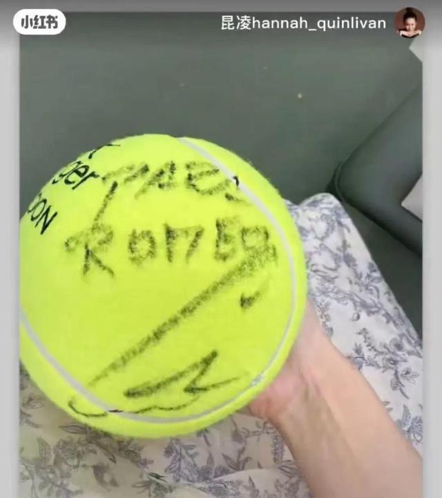 周杰伦晒8岁儿子“小小周”滑雪一镜到底，幽默赞其运动天赋：“无心插柳柳橙汁”