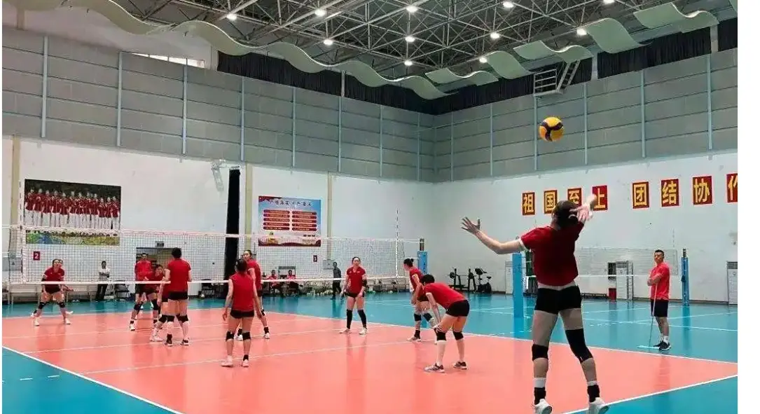 中国女排集训有新变化，17岁新星回归，2人位置切换，二传白热化