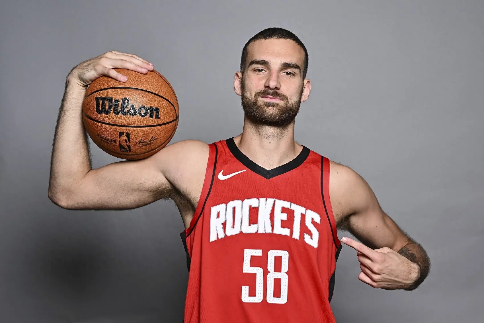 三分45.5%！场均14+2射手失业，他想留在NBA，但火箭锋线富到流油