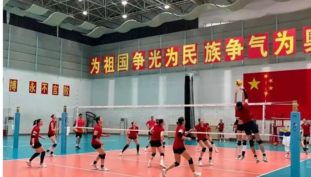 中国女排集训有新变化，17岁新星回归，2人位置切换，二传白热化