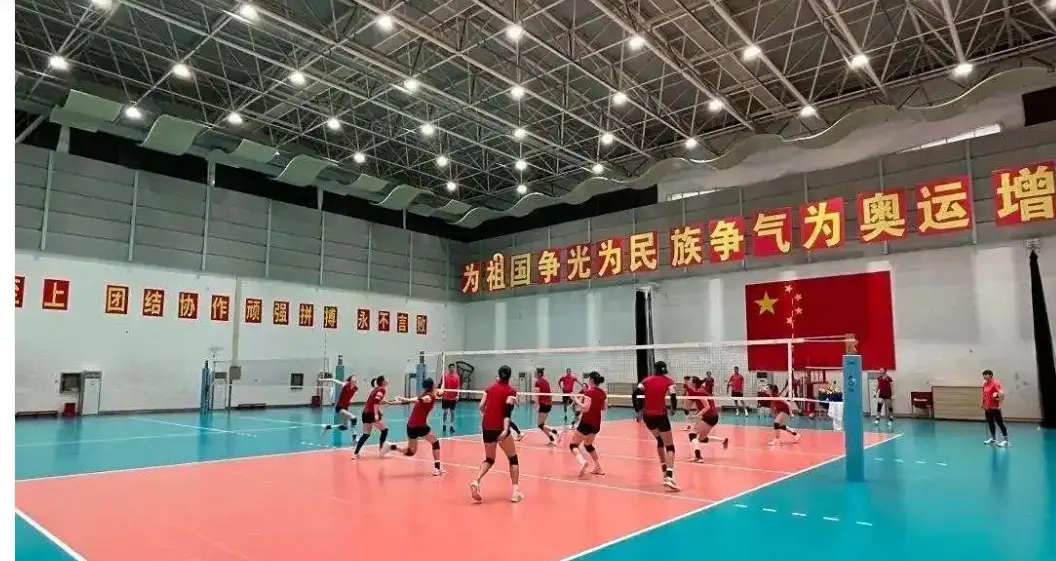 中国女排集训有新变化，17岁新星回归，2人位置切换，二传白热化