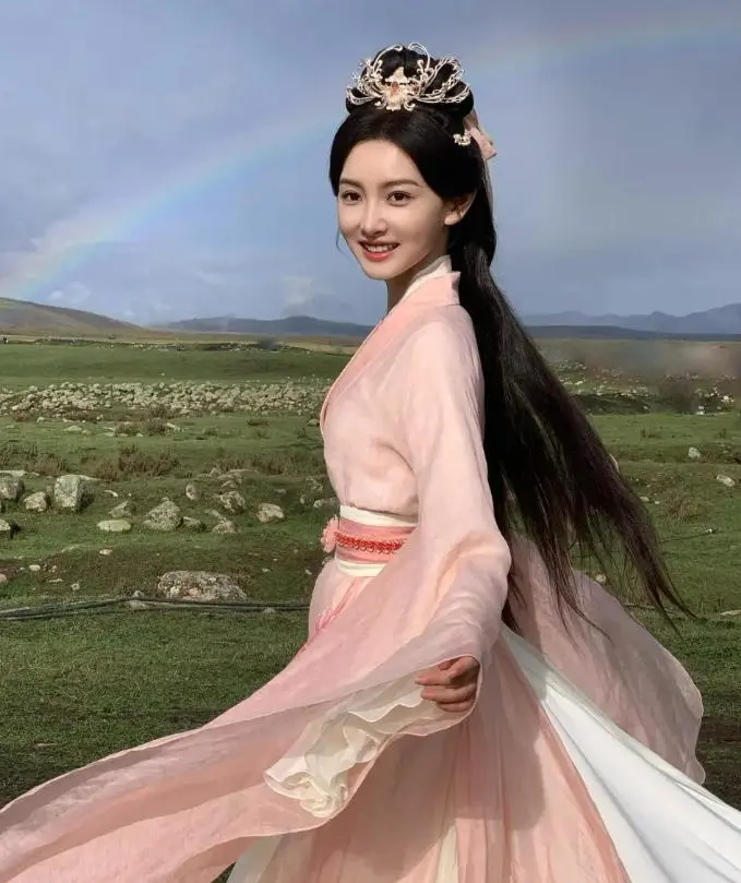 《凡人修仙传》董萱儿爆红背后：金佳悦的“不安分”，撕开了多少人的舒适圈伪装？